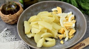 Картофельный салат с маринованными огурцами и луком