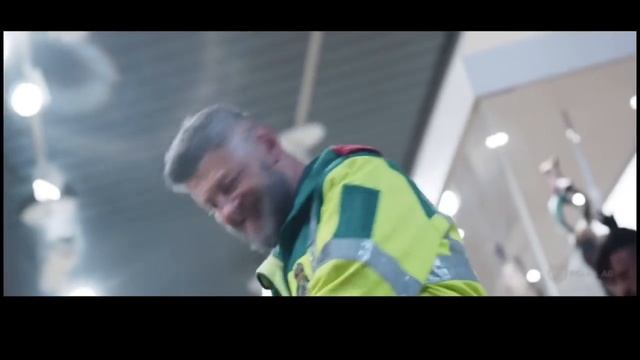 Эрик(Киллмонгер) вместе с Кло похищают вещь из вибраниума в музее. Черная Пантера 2018