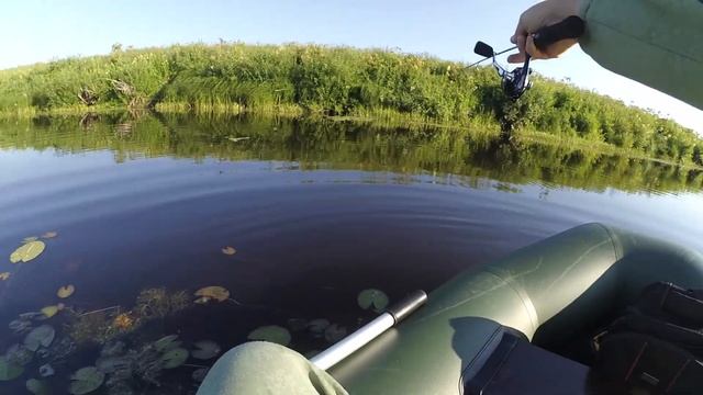 БЮДЖЕТНАЯ КАТУШКА ДЛЯ МОРМЫШИНГА и поиски плотвы на малой реке. Мормышинг с лодки, окунь на мормышк