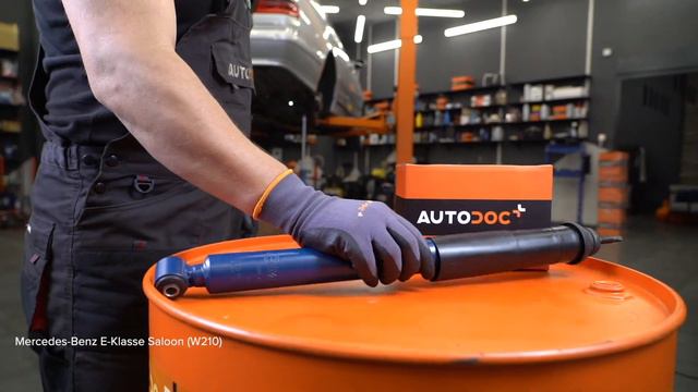 How to change rear shock absorber on MERCEDES W210 [TUTORIAL AUTODOC] смотреть онлайн