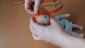 Прическа из шерсти для валяния с кудрями