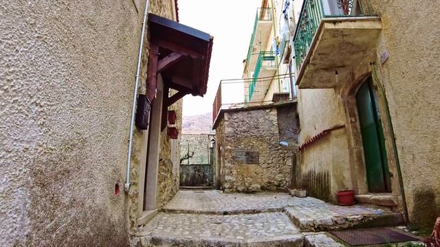 Civitella Alfedena (Abruzzo), Italy【Walking Tour】History in Subtitles - 4K смотреть онлайн