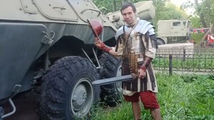 Испытание на пробитие Пластикового шлема Реактопластовым гладиусом и Металическим Оружием.