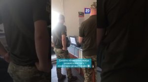 В Виннице группа сотрудников ТЦК разносит повестки на призыв в армию.