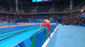 Le nageur chinois Sun Yang rate son lancer de bonnet de bain (JO 2016)