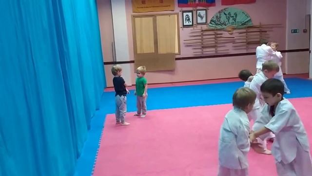 Забегания за спину у детей смотреть онлайн