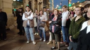 Супер хит, Он тебя целует! Замечательная Группа Айдахо выступает на Невском проспекте в Петербурге!