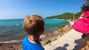 Дети и машинки игрушки. Даня и Диана играют машинками на пляже. МанкиТайм