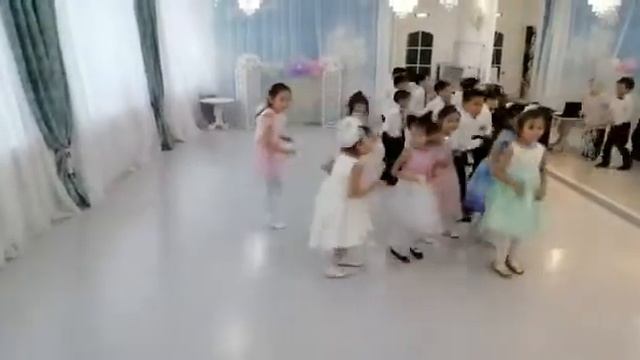 "Танец для мамы" в исполнении детей подготовительной группы "Сулусчаан" смотреть онлайн
