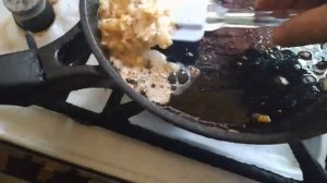 Яичница со спаржевой фасолью, беконом и луком.Очень вкусный и сытный завтрак.