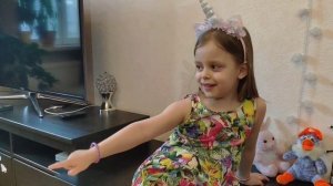 Папа притворяется что заболел. Злата как доктор лечит папу