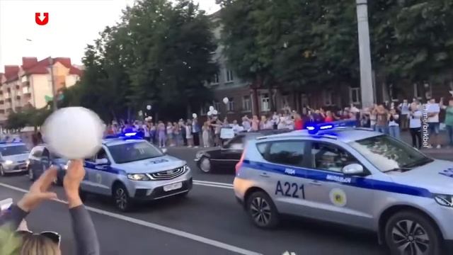 Беларусь девушки обнимают омон. Милиция дарит девушкам цветы смотреть онлайн