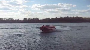 Freerider-490-Jet Красный - проход около берега