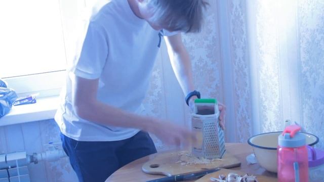 Первый раз готовим еду. Юные повара. смотреть онлайн