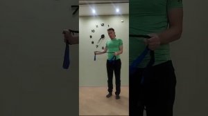 Упражнения от боли в плечах с эспандером
