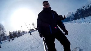 Спуск с горы на сноуборде