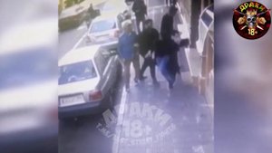 Уличный драки мужчина избил женщина