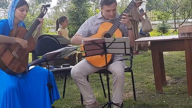 Концерт дуэта гитаристов Аллы и Виталия Покровских на празднике Смоленской иконы Божией Матери. смотреть онлайн