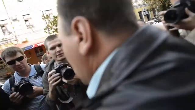 Защитники Гостинного двора перекрыли въезд в КГГА смотреть онлайн