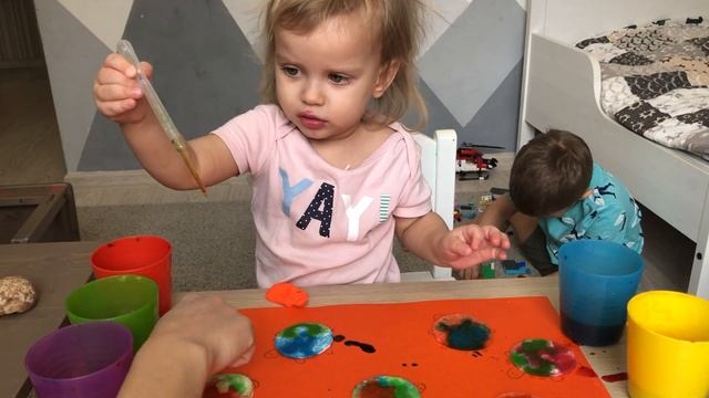 ИГРАЕМ ДОМА С МАЛЫШАМИ. Мелкая моторика. Раскрашиваем цветной водой ватные диски смотреть онлайн