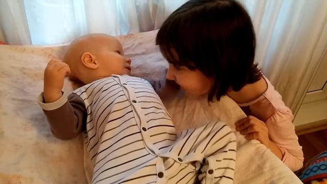 Малыш дергает за волосы старшую сестренку Baby pulls little elder sister’s hair смотреть онлайн