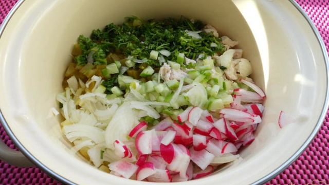 Окрошка с курицей и маринованными огурцами