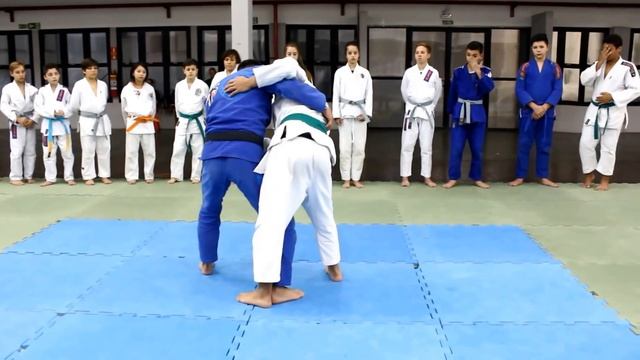 Como Enganar e Derrubar seu Adversário Rápido Judo e Jiu Jitsu смотреть онлайн