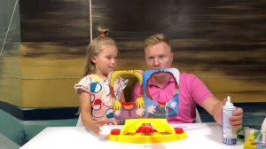 ПИРОГ В ЛИЦО ЧЕЛЛЕНДЖ  || PIE IN FACE CHALLENGE 2018 || ВЫЗОВ ДЛЯ ДЕТЕЙ || СМЕШНАЯ НАСТОЛЬНАЯ ИГРА