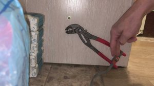 Как закрутить гайку в недоступном для руки месте.