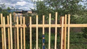Как сделать необычный забор из деревянного штакетника своими руками