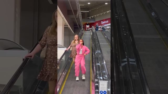 Прохожая сошла с ума?толкнула MARI M #shortsvideo смотреть онлайн