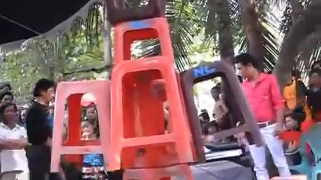 Одна вьетнамская девушка и много табуреток смотреть онлайн