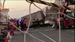 На Канарах пассажирский паром, на котором вышло из строя все оборудование, врезался в пристань