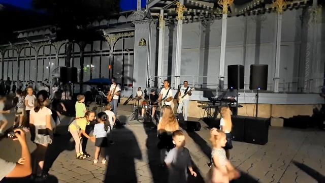 Курортный вечер Кавер группа Старые песни Пятигорск Парк Цветник 19 06 2022 смотреть онлайн