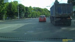 у грузовика ВЗОРВАЛОСЬ колесо - и страшно и смешно! чуть все не обоссались.