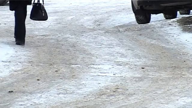 Зареченские коммунальщики борются с гололёдом смотреть онлайн