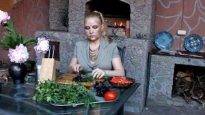 Колбаски на углях в натуральной оболочке. с печёными  баклажанами