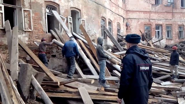 Полиция на М.Ульяновой, 2. пытается получить документы у работников ООО "Наследие" смотреть онлайн