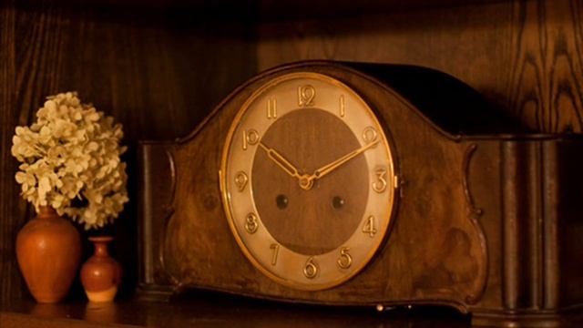Старые часы песня слушать. Старинные часы с боем. Часы старинные настенные с боем. Антикварные часы настольные с боем. Старинные музыкальные часы.
