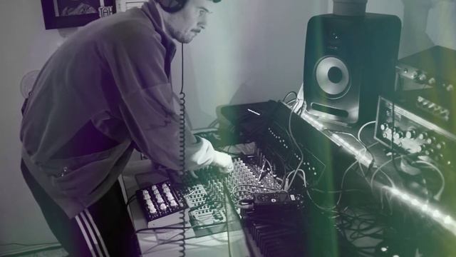 Layering your bass to generate upper harmonics w/ Vermona Filter Lancet смотреть онлайн