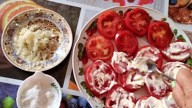 Помидоры с майонезом и чесноком