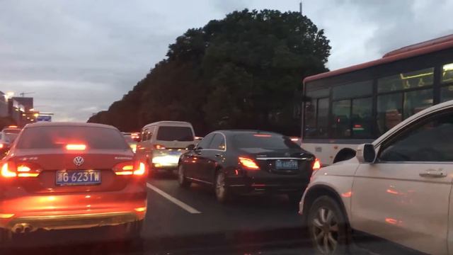 Рынок футьен в городе Иу , пробки на дорогах