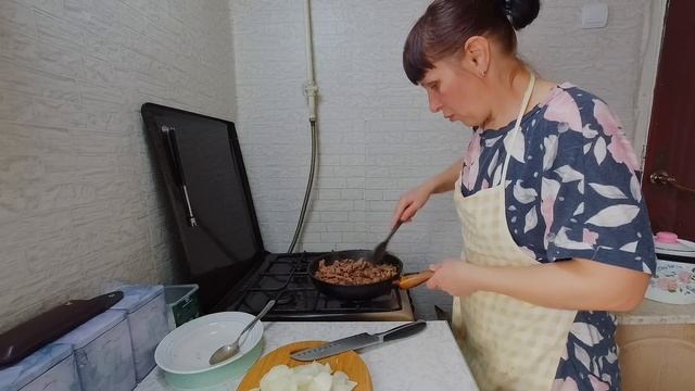 Печень потушила, котлет пожарила, супчик с фрикадельками сварила смотреть онлайн