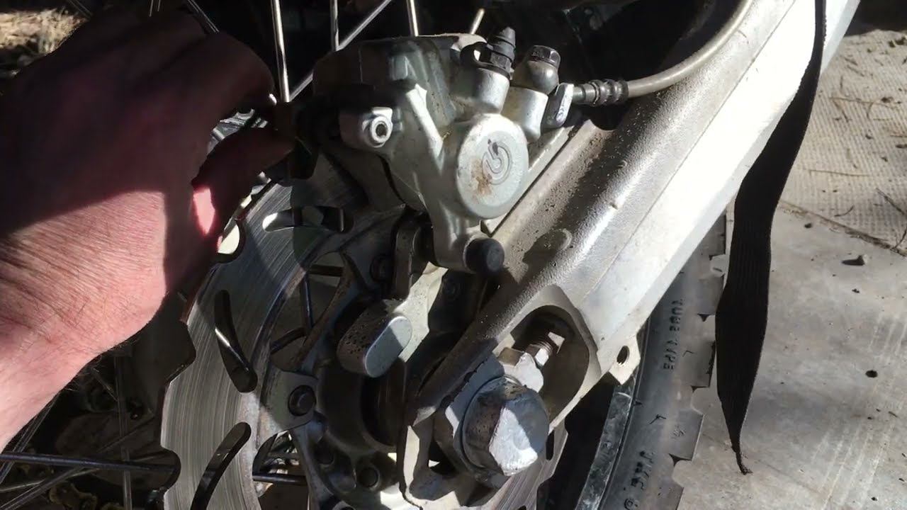 Замена задних тормозных колодок КТМ 690 смотреть онлайн