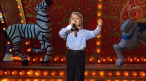 Мальчик пародирует звезд. Это круто!