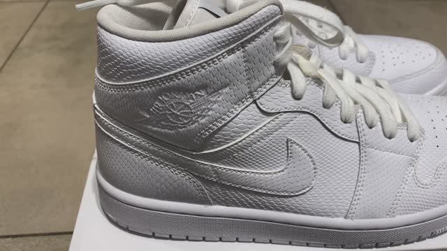 Air Jordan 1 Mid WMNS BQ6472-110 смотреть онлайн