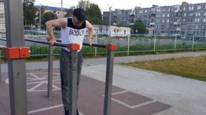 Как научиться держать уголок на брусьях.