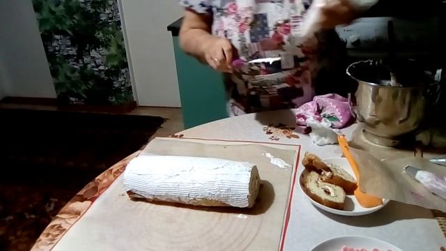 Выпекаем и украшаем рулет