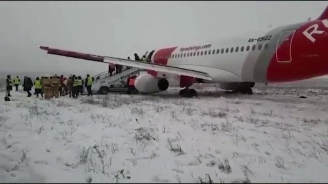 Самолёт авиакомпании Red Wings выкатился за пределы ВПП в Белгороде. Момент посадки. смотреть онлайн