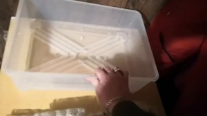 Китайский инкубатор И-24куда заливать воду.